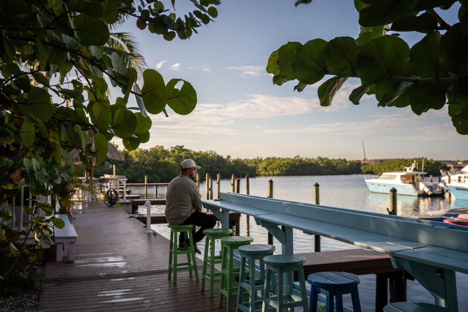 Patrona Coastal Café offers relaxed waterfront seating along Old Tampa Bay in St. Petersburg. Surrounded by mangroves and dockside views, it’s a quiet morning destination just minutes from Amara Bay — where coffee, water, and calm come together.