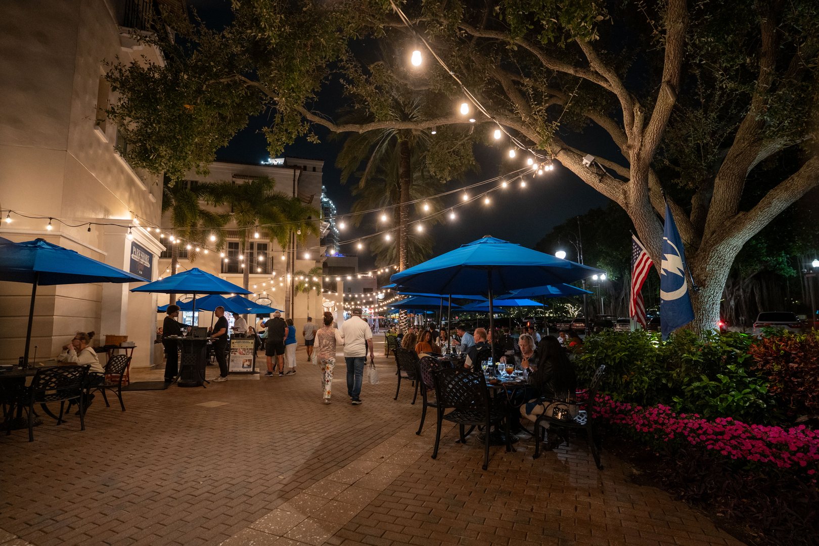 Outdoor dining and nightlife along Beach Drive NE in downtown St. Petersburg, just minutes from the waterfront. Beach Drive NE in downtown St. Petersburg comes alive at night with outdoor dining, string lights, and a vibrant waterfront atmosphere. Steps from the bay, this iconic stretch defines the city’s walkable lifestyle and culinary scene.