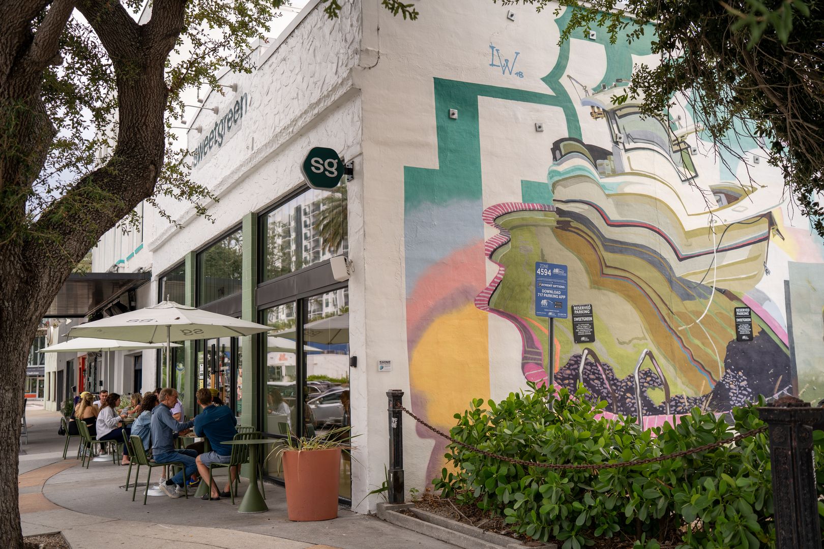 Central Avenue in St. Petersburg blends vibrant street art with relaxed sidewalk cafés, casual restaurants and independent shops. Known for its murals and creative energy, this walkable corridor offers a quieter, authentic side of downtown — where neighborhood culture and everyday life intersect just minutes from Old Tampa Bay.